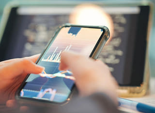 Investitore che controlla la procedura trasparente di prelievo e di trasferimento dei fondi