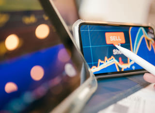Trader che esamina opzioni multi-mercato su Bitcoin, Ethereum e forex